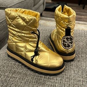 “Guess” QUILTED metallic GOLD w/BLACK, NWOT SHORT  snow boot; sz 8.5* PULL ON